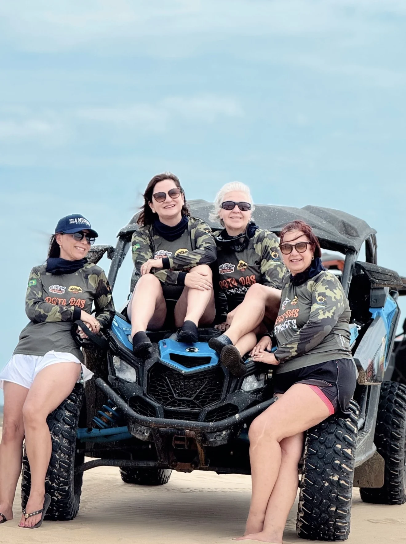 Viajantes com um UTV durante uma experiência Adventure