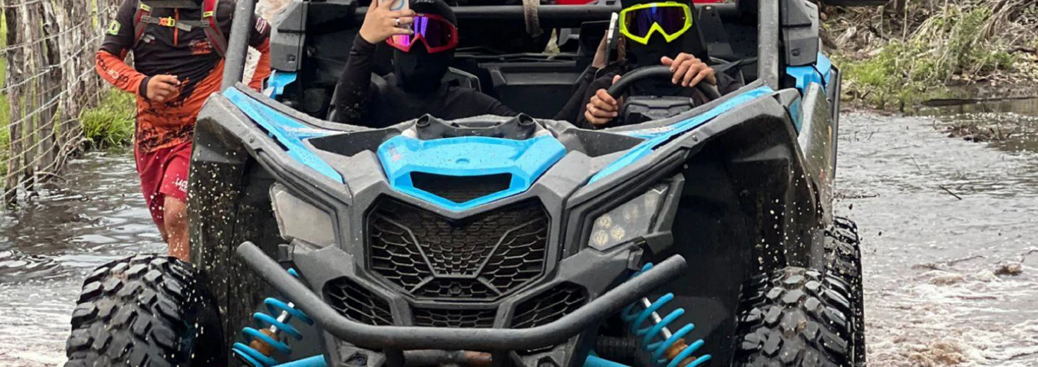 UTV Maverick da Adventure em uma trilha